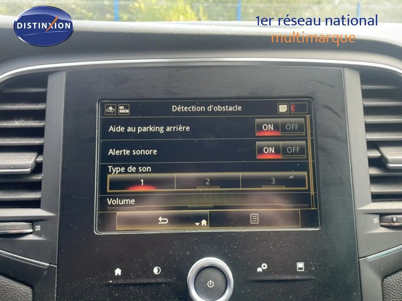 Écran tactile central de la Renault Mégane 2021 affichant les réglages d’aide au parking et alerte sonore.