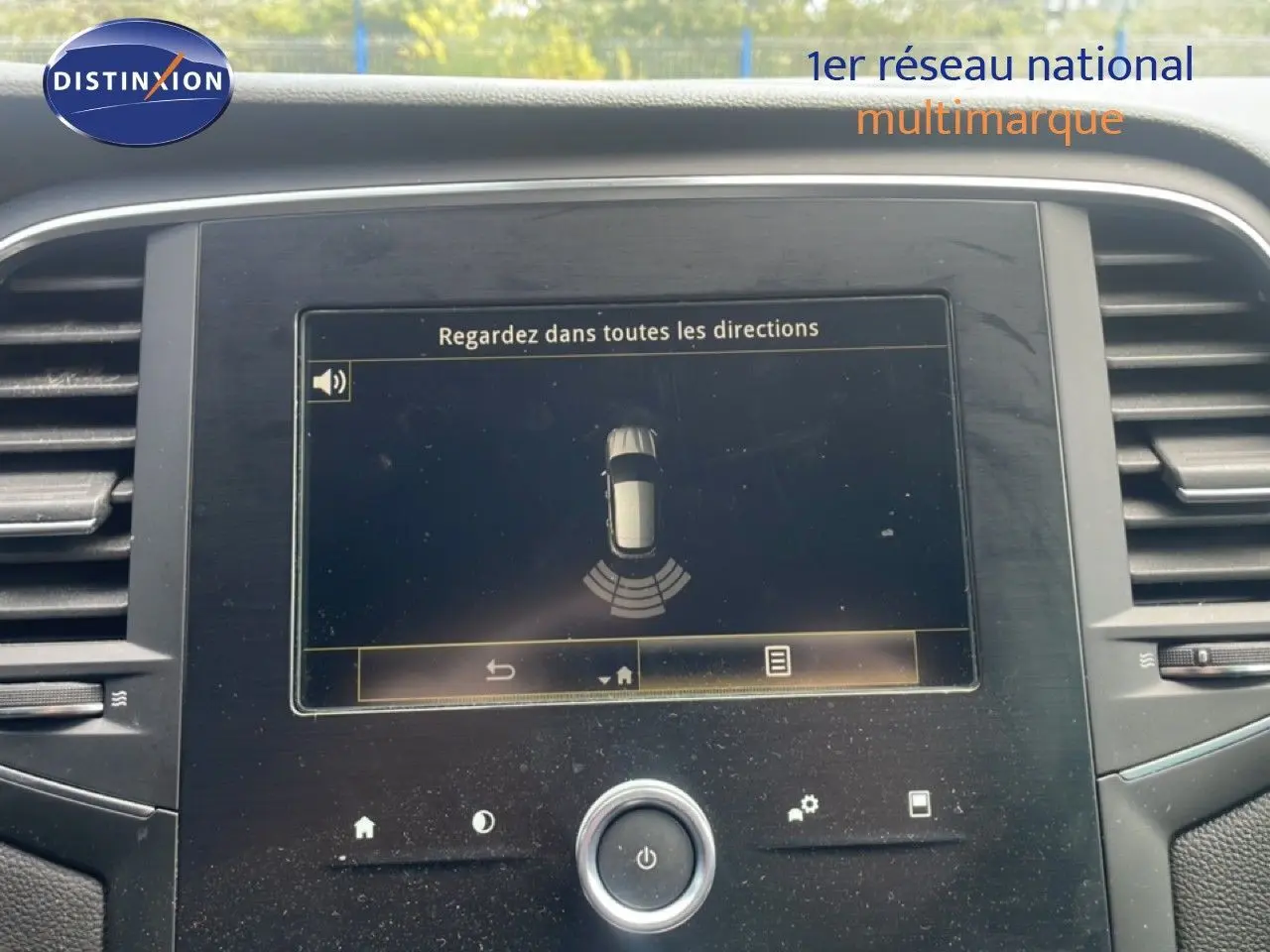 Écran central de la Renault Mégane 1.3 TCE 115ch Limited 2021 affichant l'alerte de proximité en mode stationnement.