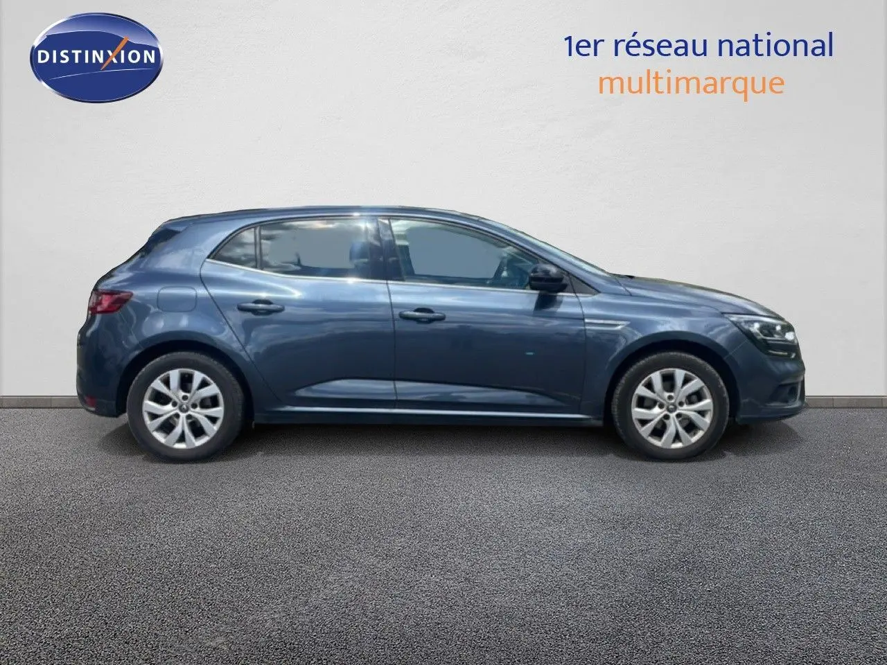 Profil droit d'une Renault Mégane 1.3 TCE 115ch gris titanium métal, avec jantes alliage et vitres teintées.