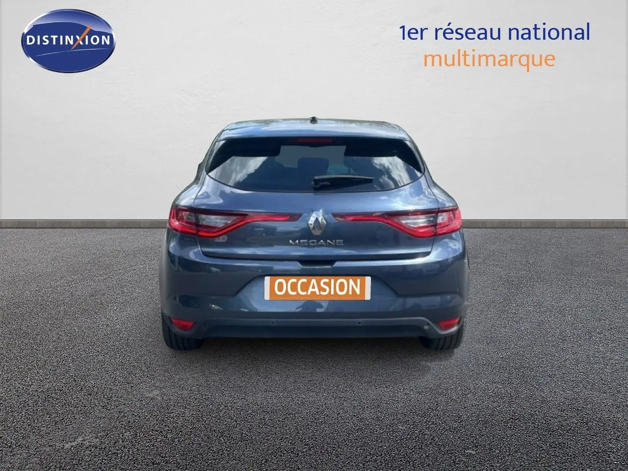 Vue arrière d'une Renault Mégane gris titanium métal avec feux arrière LED et plaque d'occasion visible.