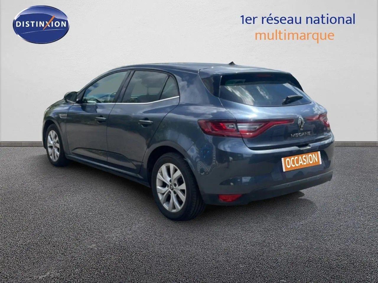 Renault Mégane gris titanium métal vue 3/4 arrière droit, avec feux arrière LED et jantes alliage 16 pouces.