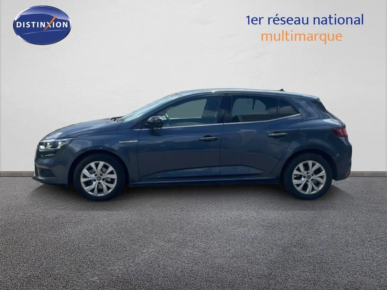 Profil latéral droit d'une Renault Mégane 1.3 TCE 115ch Limited gris titanium metal avec jantes alliage et vitres teintées.