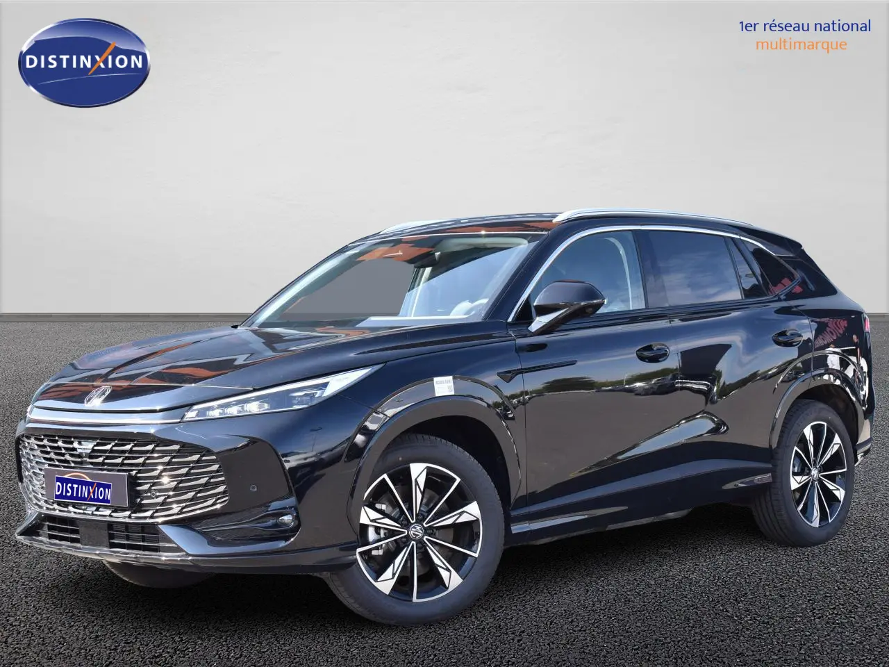 MG Motor EHS 1.5 Hybrid+ noir en 3/4 avant droit, avec jantes alliage 19 pouces et phares LED distinctifs.