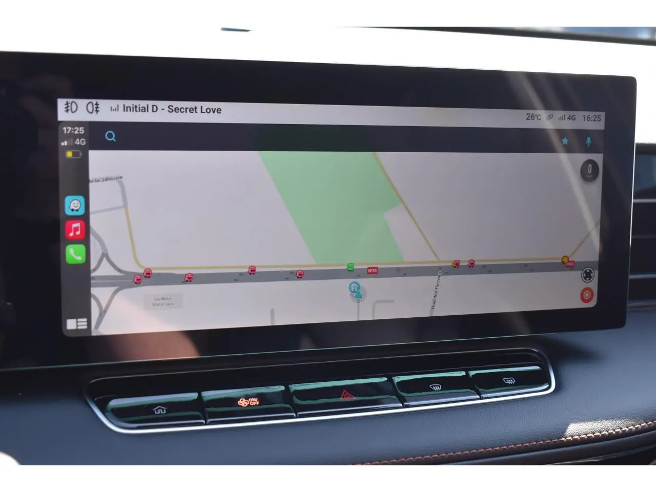 Écran tactile intérieur du MG Motor EHS 1.5 Hybrid+ 224 ch Luxury montrant la navigation GPS en mode paysage.