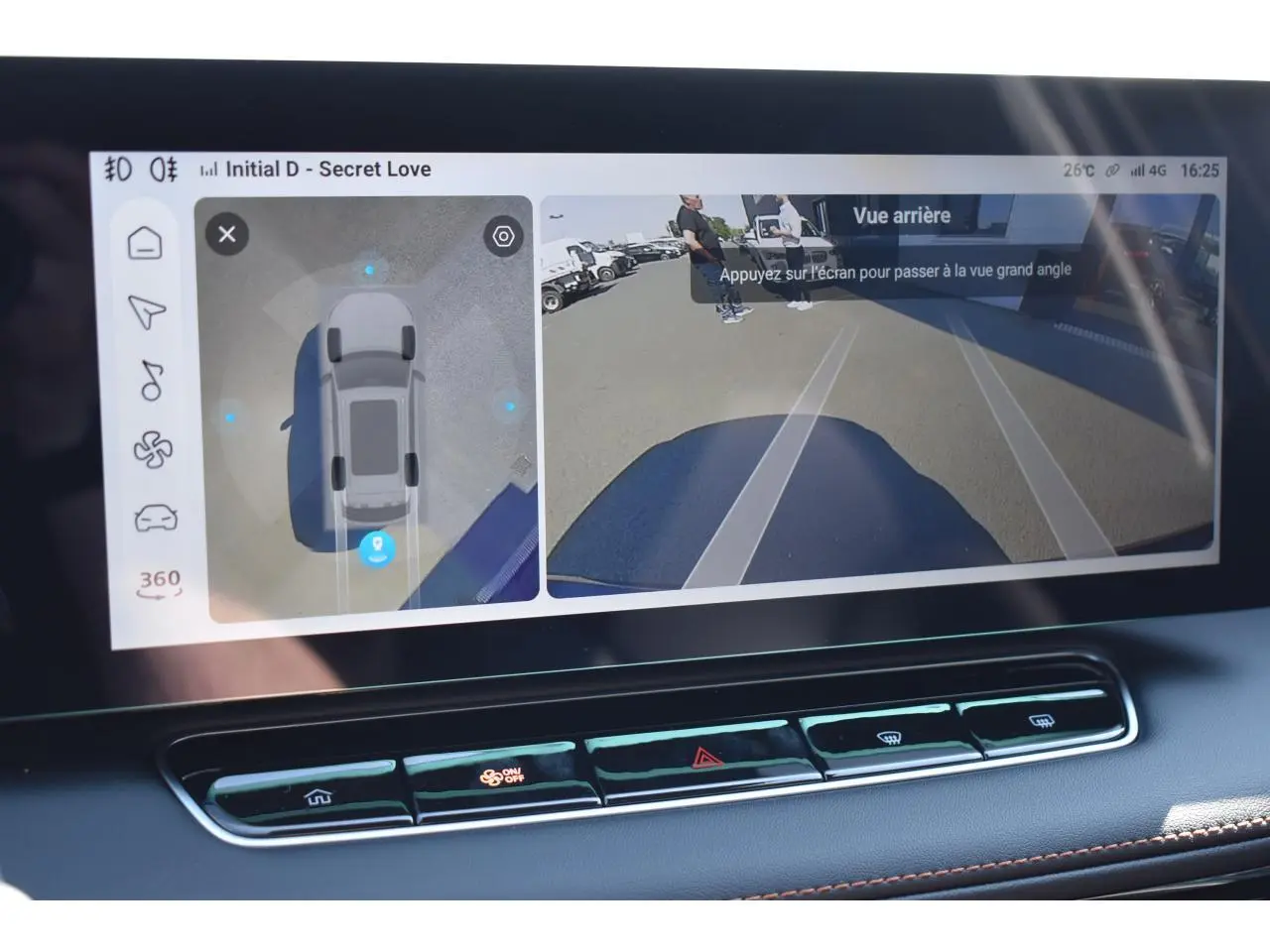 Écran tactile intérieur montrant la caméra 360° et la vue arrière du MG Motor EHS noir, version Luxury 2026.