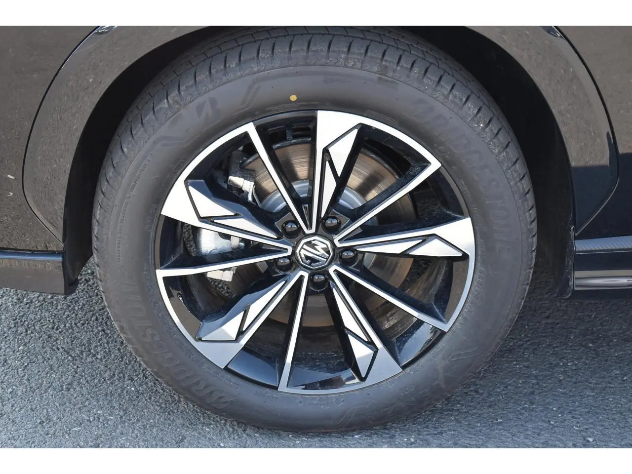 Gros plan sur la jante alliage 19 pouces bicolore noir et argent du MG MOTOR EHS 1.5 Hybrid+ 224 ch Luxury noir.