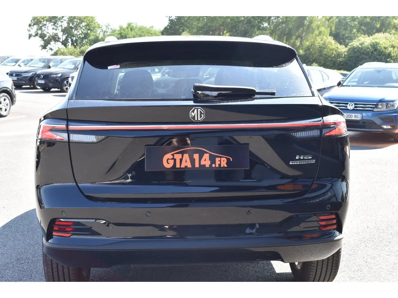 Vue arrière d’un MG Motor EHS noir 2026 avec feux LED et logo MG centré sur le hayon.