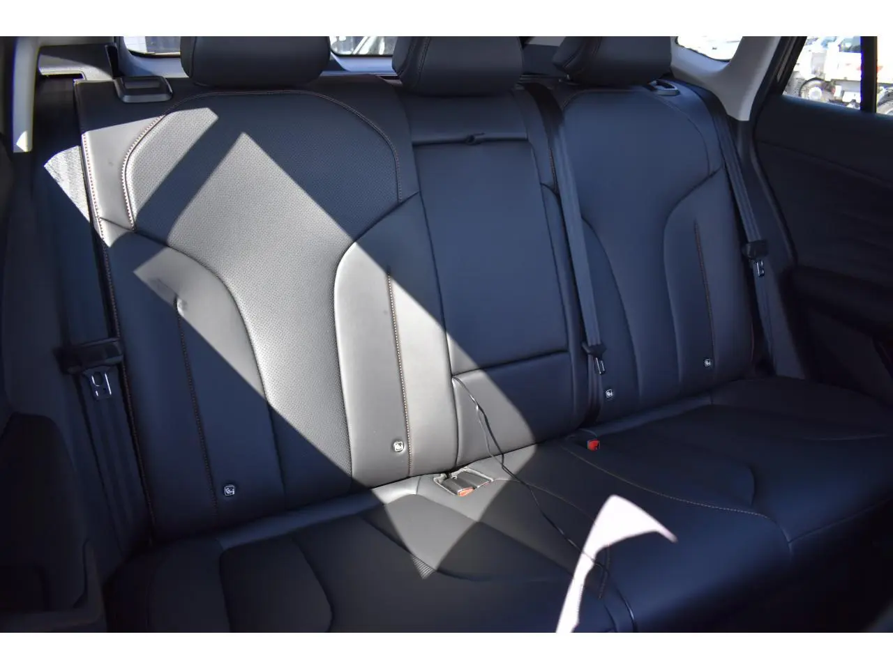 Vue intérieure sur les sièges arrière en cuir noir du MG MOTOR EHS 1.5 Hybrid+ 224 ch Luxury 2026.
