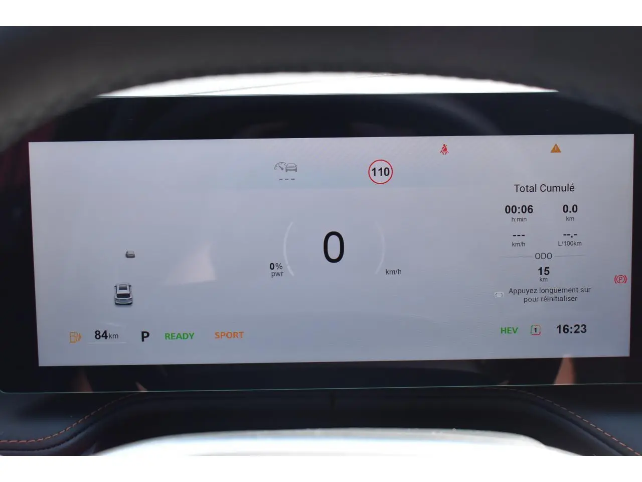 Écran numérique du tableau de bord du MG MOTOR EHS 1.5 Hybrid+ 224 ch Luxury affichant la vitesse et les aides à la conduite.
