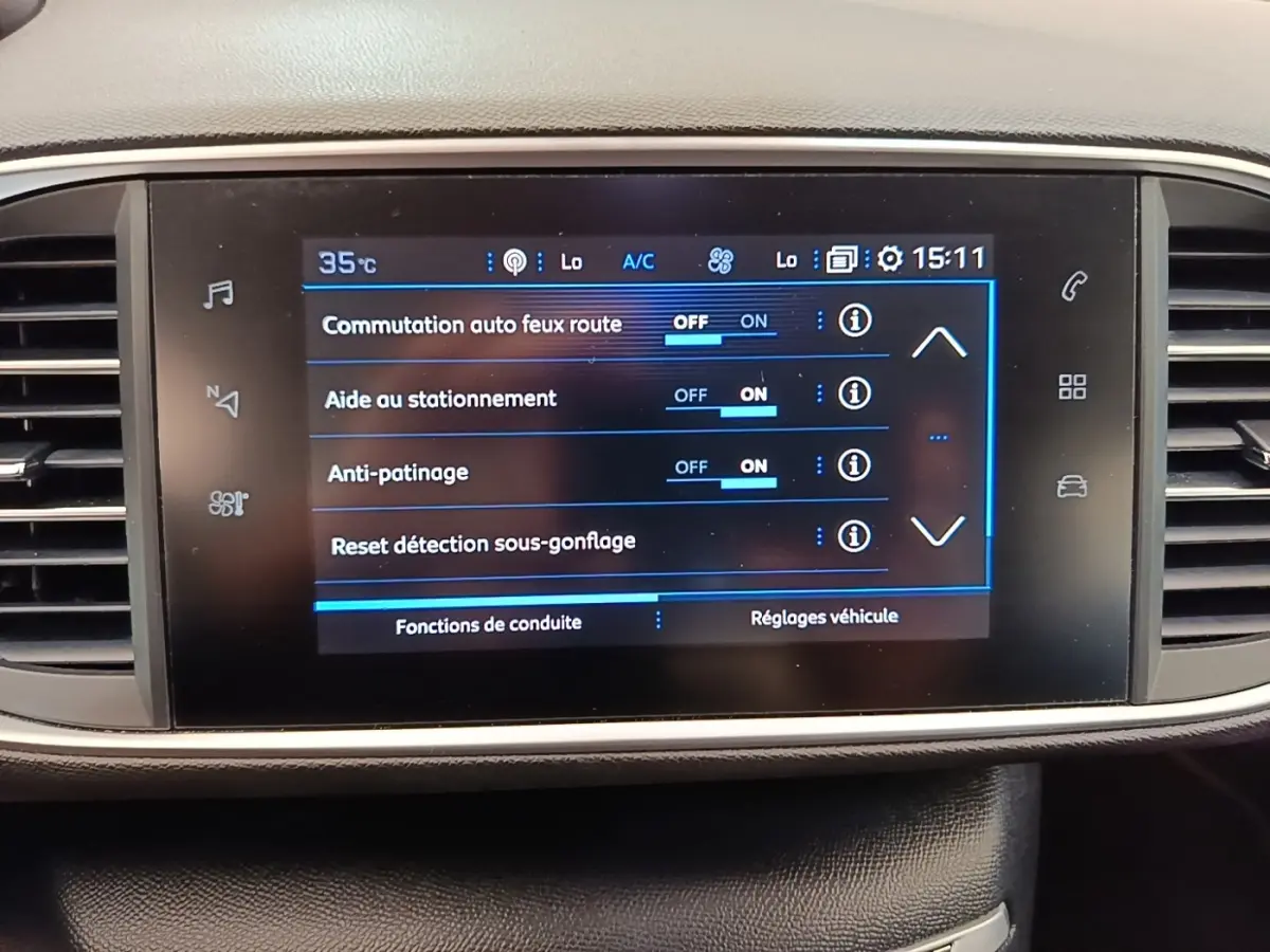 Écran tactile central affichant les réglages de conduite dans l’habitacle d’une Peugeot 308 blanche de 2020.
