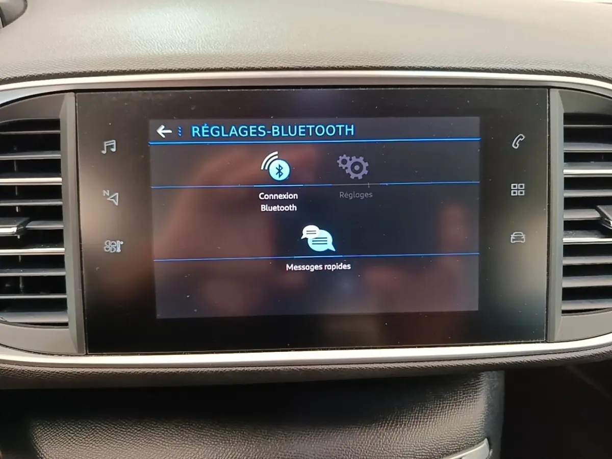 Écran tactile central de la Peugeot 308 2020 affichant les réglages Bluetooth dans l'habitacle noir.