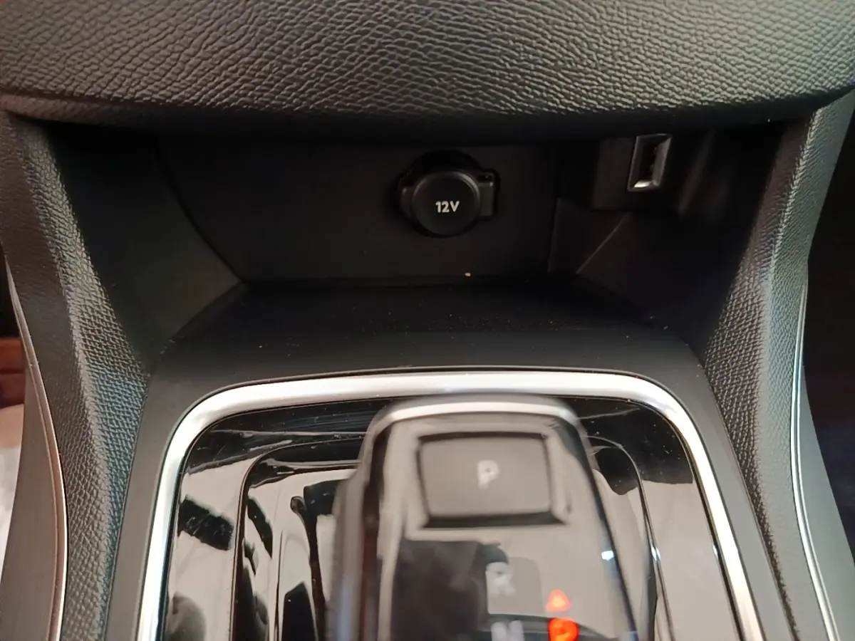 Gros plan sur la console centrale noire de la Peugeot 308 2020 avec levier de boîte automatique et prise 12V visible.