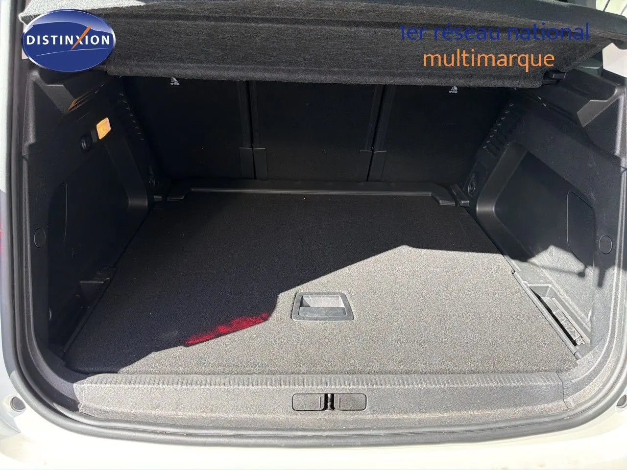 Coffre ouvert vu de l'arrière d'un Citroën C5 Aircross blanc nacré, montrant un espace de chargement propre et spacieux.