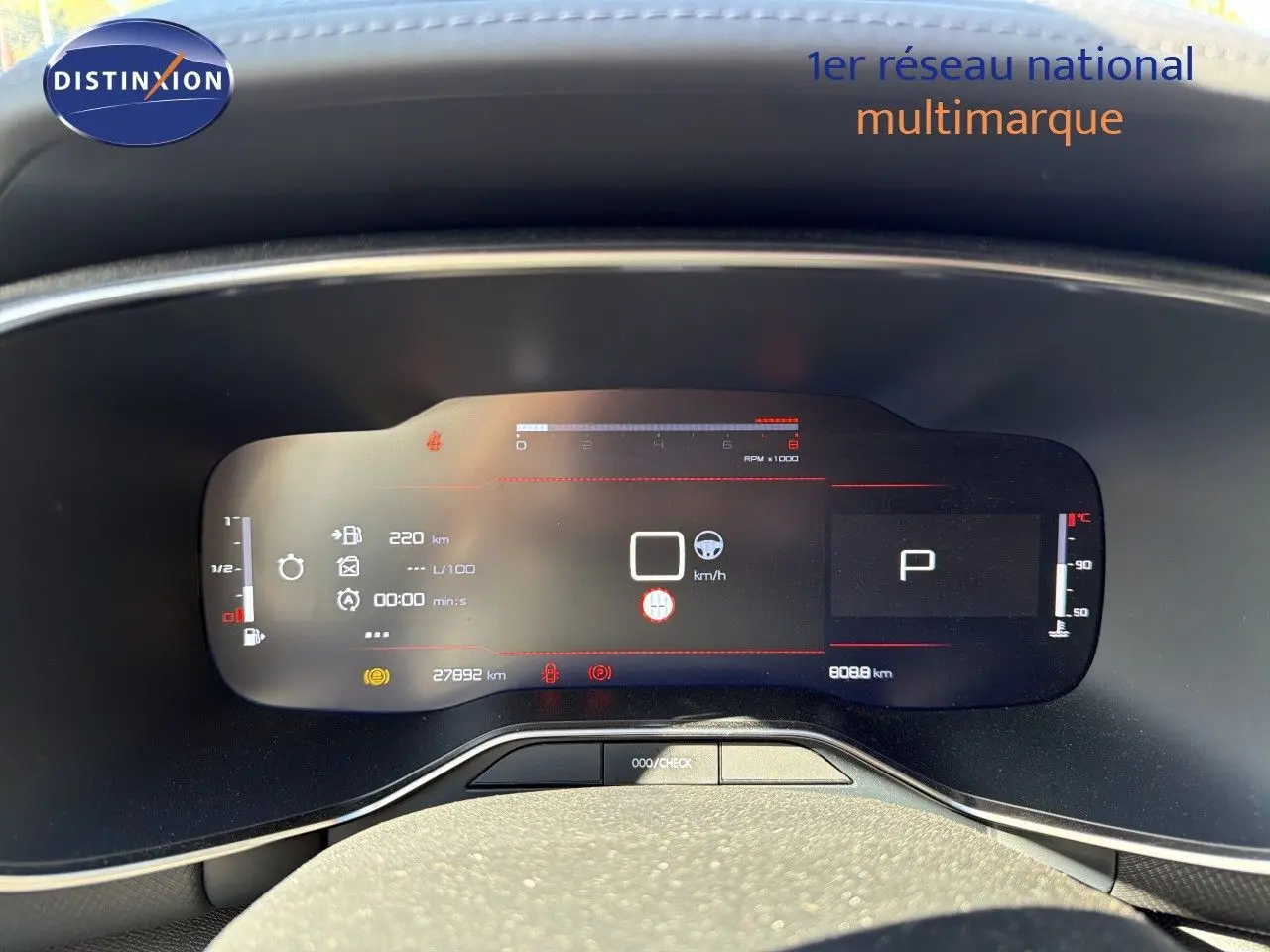 Tableau de bord numérique du Citroën C5 Aircross 2023, affichage des compteurs et informations de conduite.
