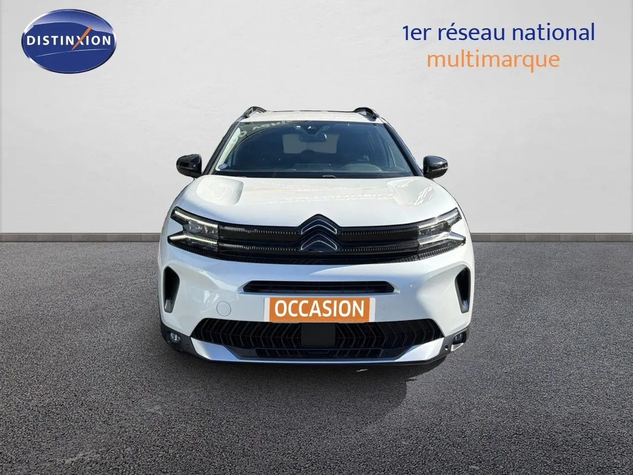 Citroën C5 Aircross blanc nacré vue de face, mettant en valeur la calandre noire et les phares LED fins.