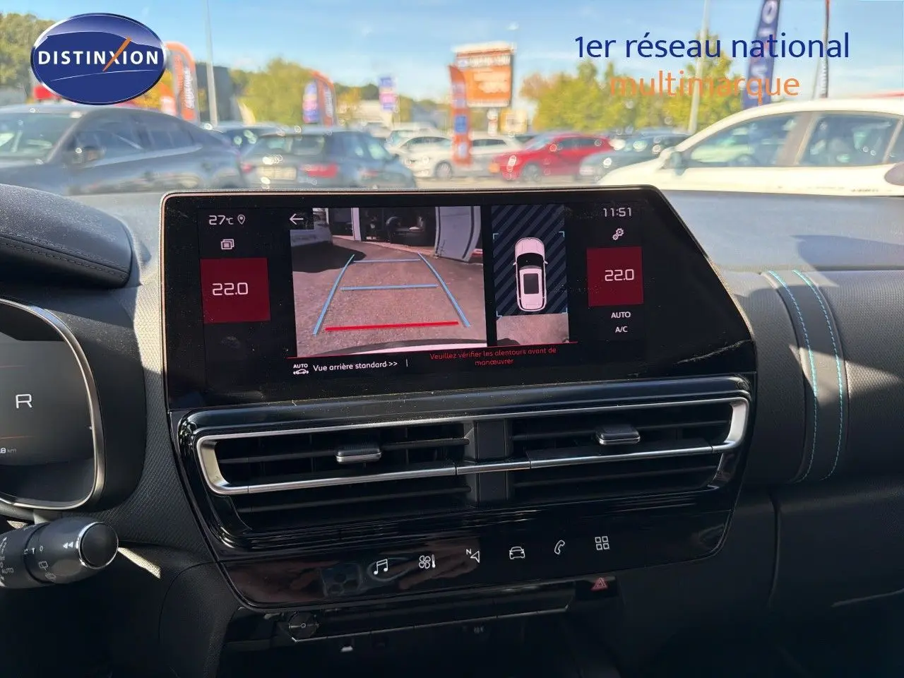 Vue intérieure du tableau de bord du Citroën C5 Aircross blanc nacré, écran tactile affichant la caméra de recul.