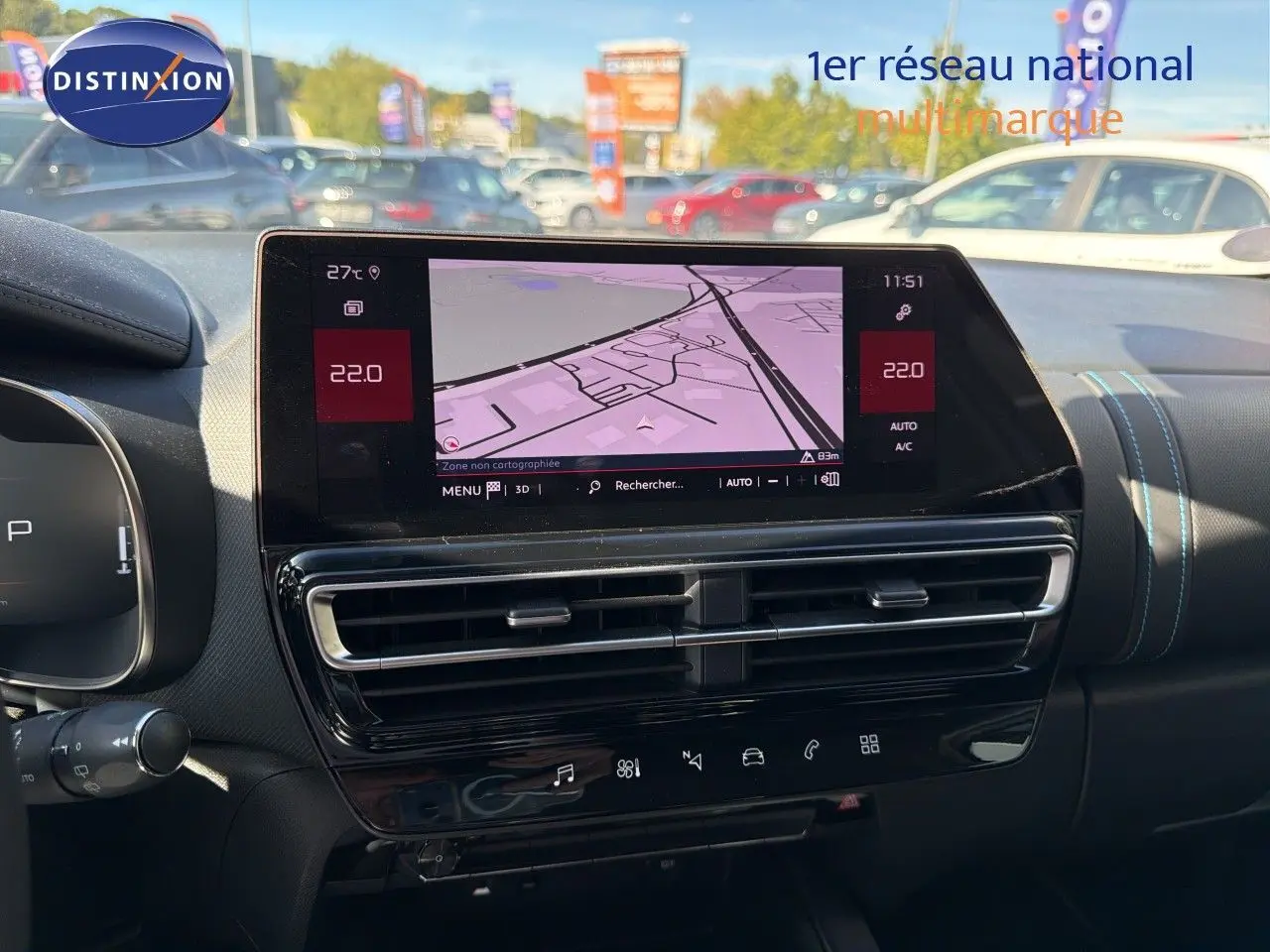 Vue intérieure du tableau de bord du Citroën C5 Aircross 2023, écran tactile central avec navigation et commandes climatisation.