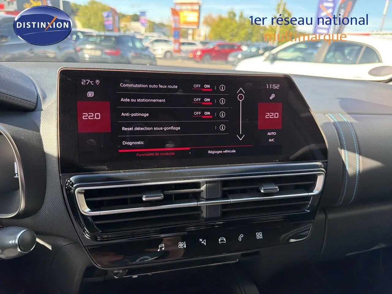 Écran tactile central et tableau de bord du Citroën C5 Aircross 2023, ambiance intérieure moderne et épurée.
