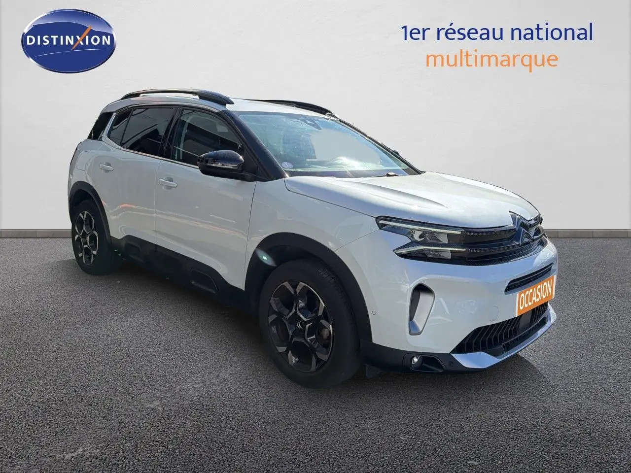 Citroën C5 Aircross blanc nacré métal en 3/4 avant droit, avec toit noir et jantes noires distinctives.