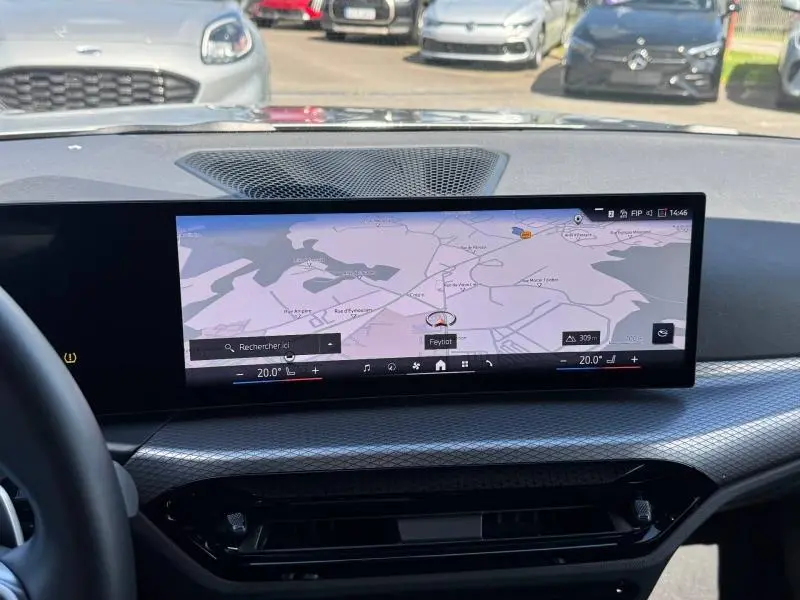 Vue intérieure du tableau de bord d'une BMW Série 3 320dA xDrive M Sport 2025, écran large affichant la navigation.