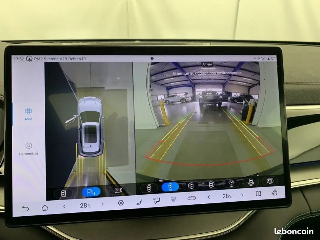 Écran intérieur du BYD SEAL U affichant la caméra de recul et la vue 360°, avec interface moderne et détails de stationnement.