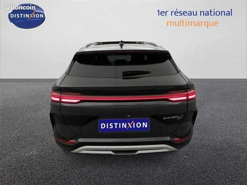 Vue arrière d'un BYD SEAL U 1.5L DM-i PHEV 218CH Comfort en noir métallisé avec feux arrière LED continus allumés.