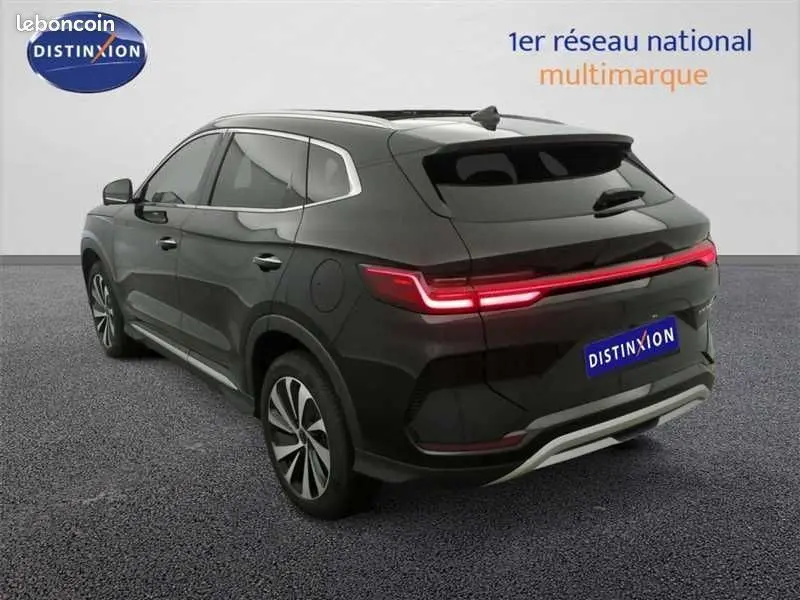 Vue 3/4 arrière droite du BYD SEAL U 2026 en noir Delan, avec feux arrière LED reliés et jantes bi-ton.