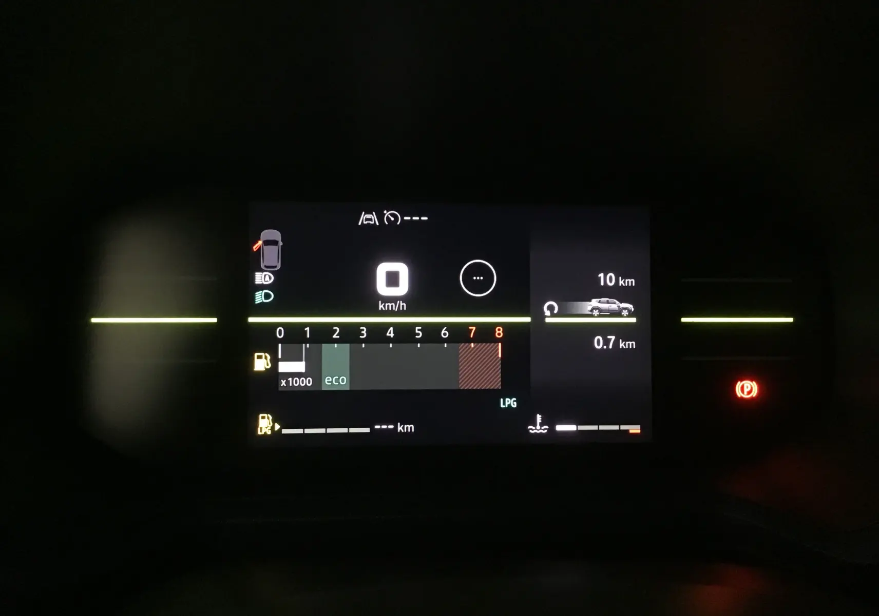 Tableau de bord numérique du Dacia Duster 2025 affichant la vitesse à 0 km/h et l'indicateur de bicarburation essence-GPL.