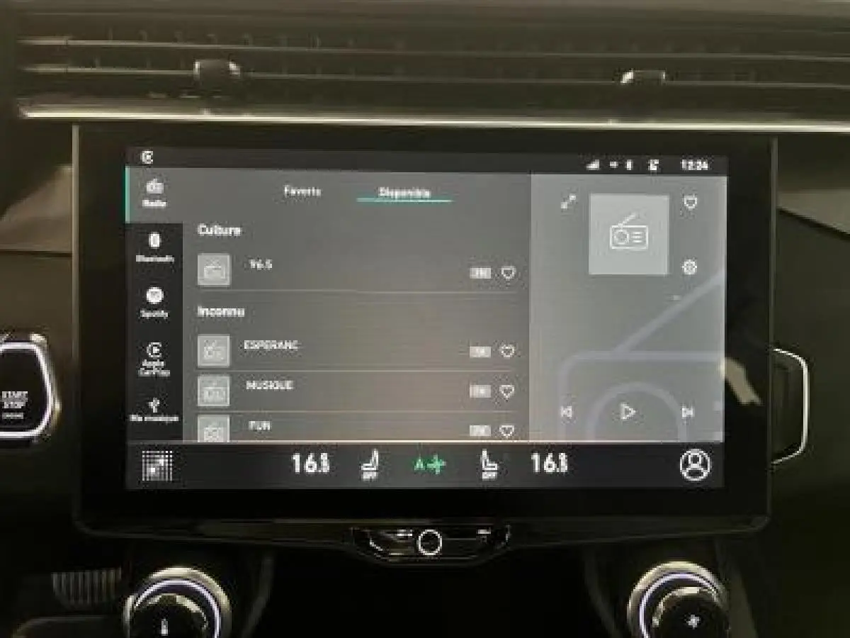 Écran tactile central du tableau de bord du LYNK & CO 01 bleu, affichant les options radio et climatisation.