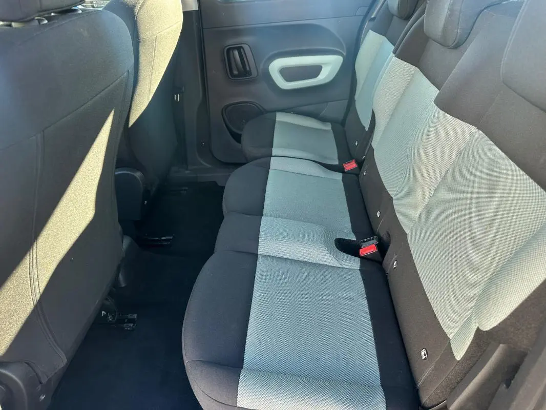 Vue latérale intérieure des sièges arrière bicolores gris clair et noir du Citroën Berlingo Taille M 2020, version Feel.