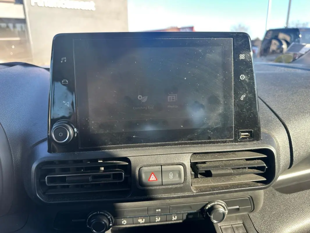 Vue rapprochée de l’écran tactile et des commandes centrales du tableau de bord du Citroën Berlingo gris clair 2020.