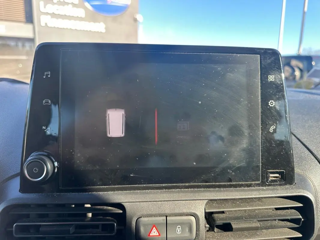 Écran tactile central du tableau de bord du Citroën Berlingo gris clair, vue frontale rapprochée.