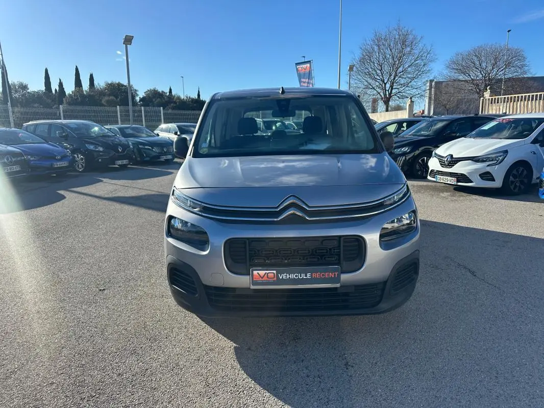 Vue avant d'un Citroën Berlingo gris clair 2020, avec calandre noire et logo double chevron bien visible.
