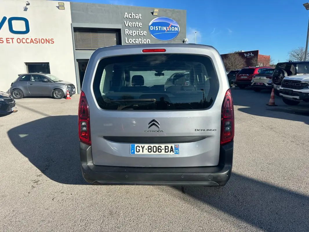 Vue arrière d'un Citroën Berlingo gris clair 2020, avec plaques d'immatriculation françaises visibles et feux arrière rouges.
