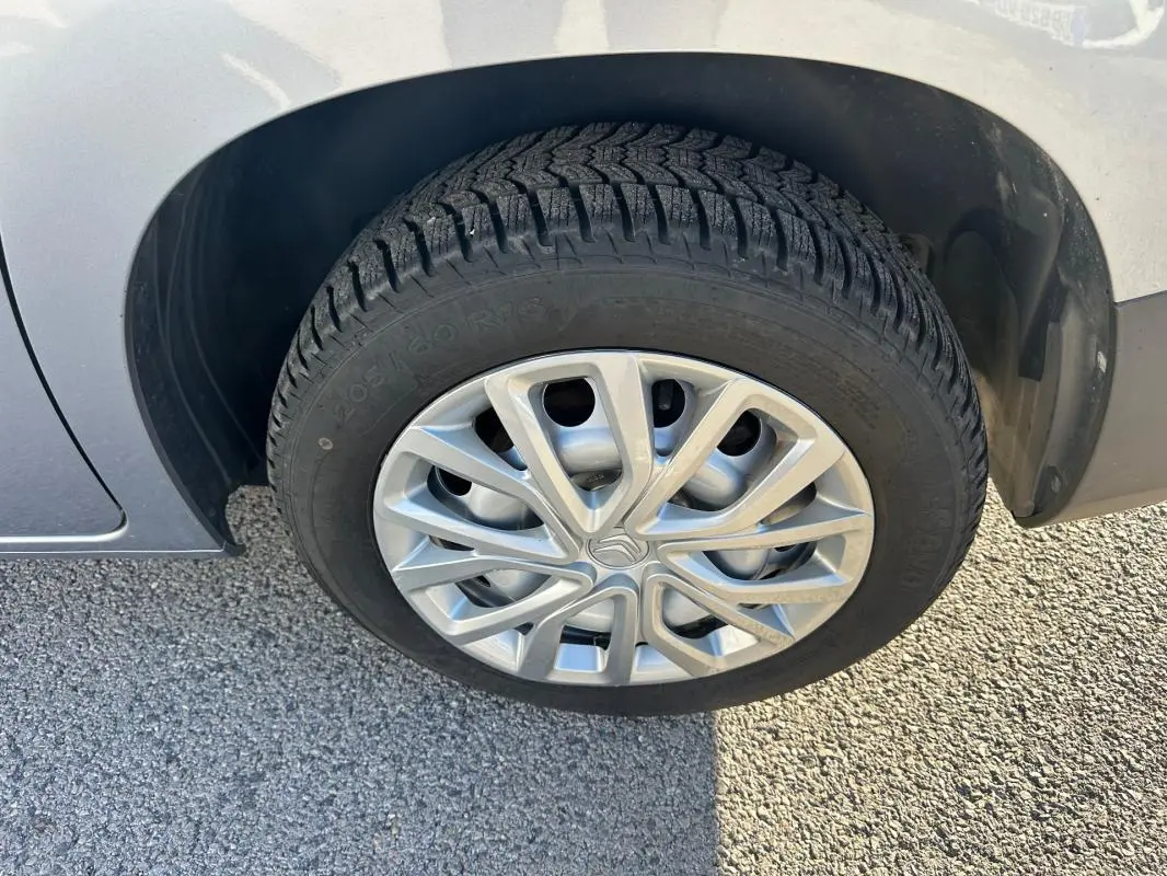 Gros plan sur la roue avant droite gris clair du Citroën Berlingo 2020 avec jante en alliage au design moderne.