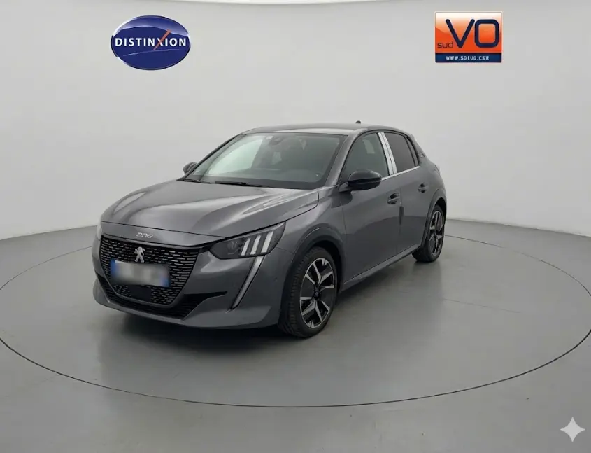 Peugeot 208 Hybrid 110 e-DCS6 GT gris, vue 3/4 avant droit, jantes alliage 17 pouces et feux LED diurnes.