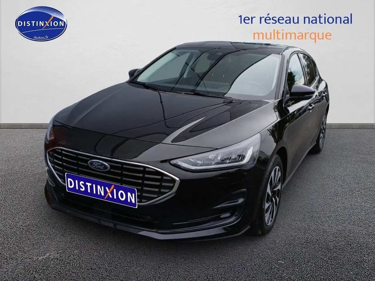 Ford Focus 2024 noir Agate métallisé vue 3/4 avant, calandre chromée et phares LED distinctifs.