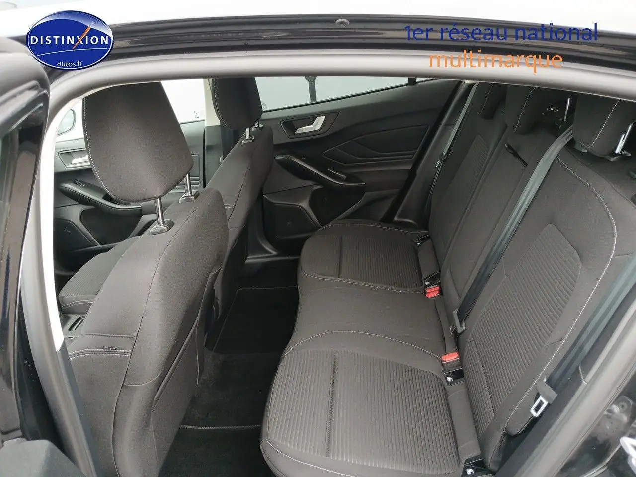 Vue intérieure côté droit des sièges arrière noirs tissu de la Ford Focus 2024 Titanium X Business.