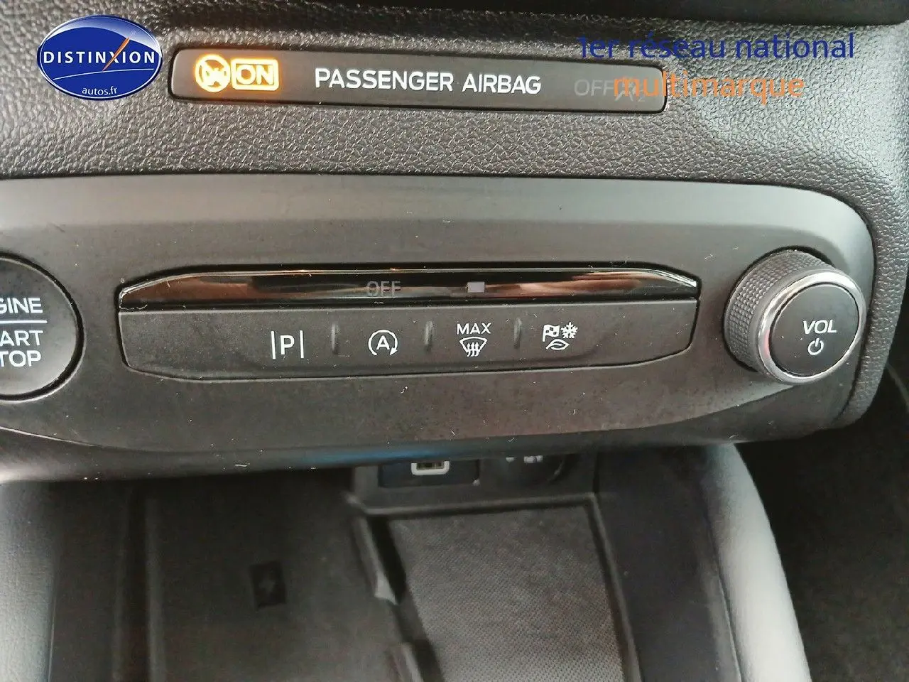Détail du tableau de bord noir de la Ford Focus 2024 avec commandes climatisation et bouton volume audio.
