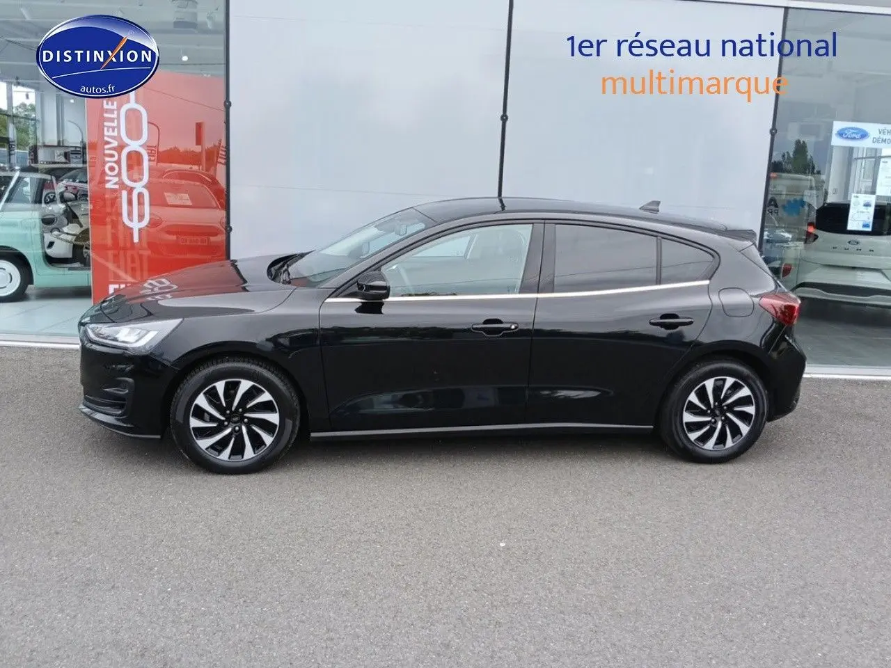Profil droit d'une Ford Focus 2024 noir Agate métallisé, avec jantes bicolores et vitres arrière surteintées.