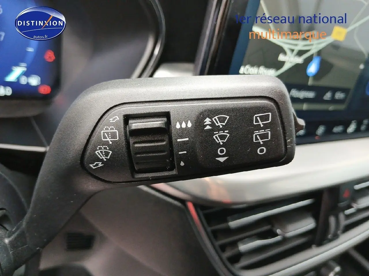 Gros plan sur la commande d’essuie-glace côté gauche dans l’habitacle d’une Ford Focus noir Agate 2024.