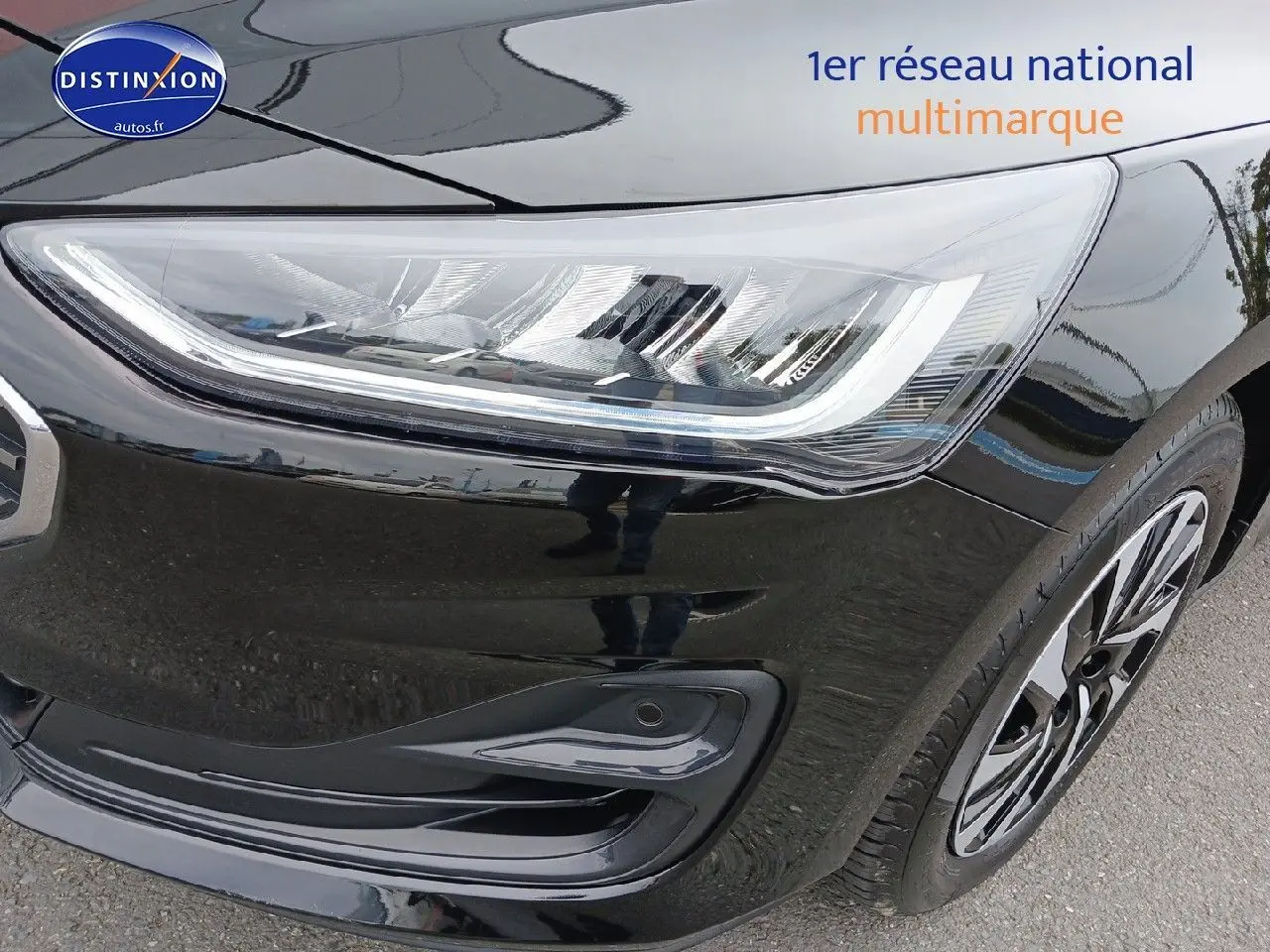 Gros plan sur l'avant droit noir Agate métallisé de la Ford Focus 2024 avec phare LED et jante alliage.