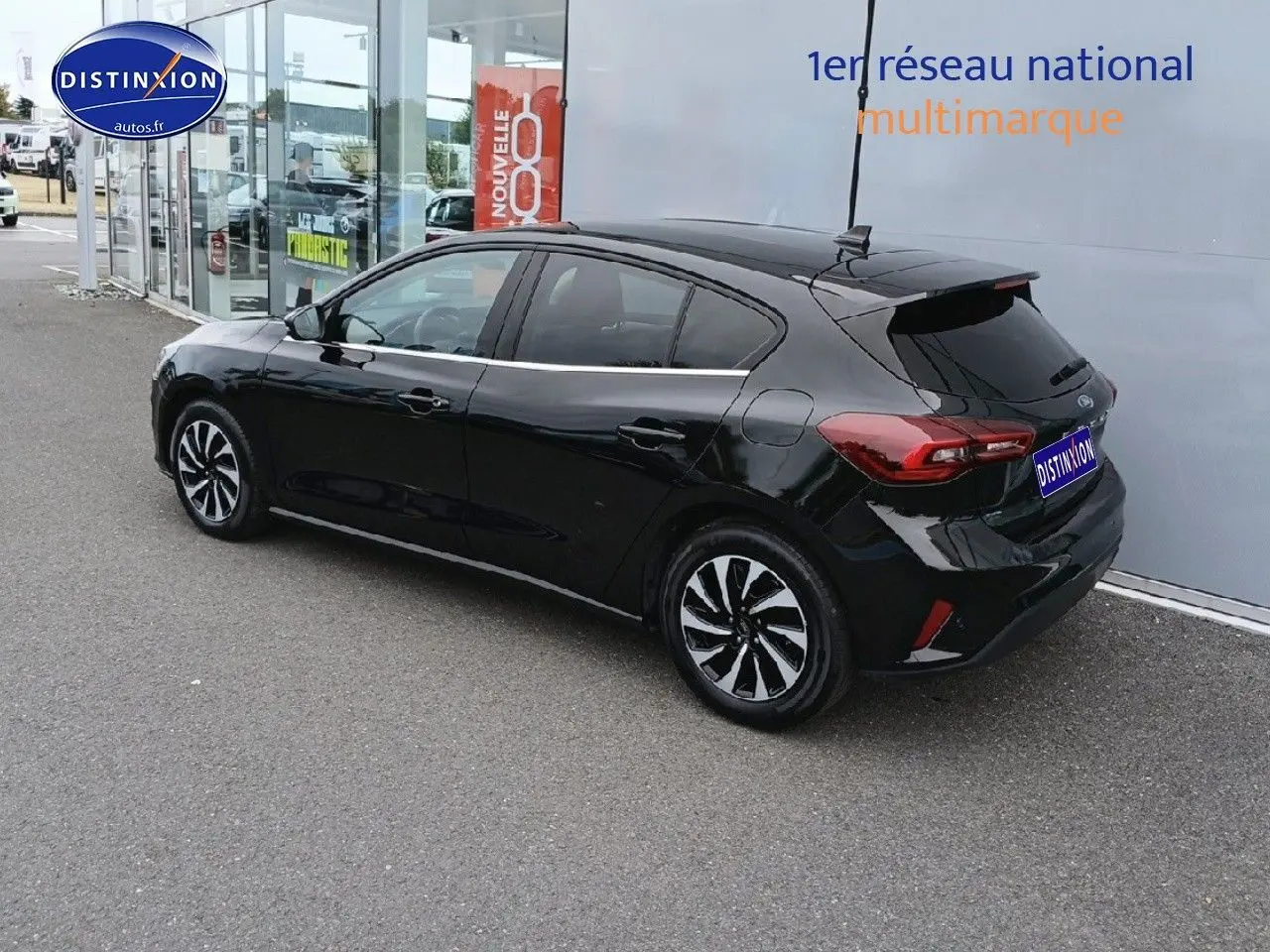 Ford Focus 2024 noir Agate métallisé vue 3/4 arrière côté gauche, avec feux arrière LED et jantes stylisées.