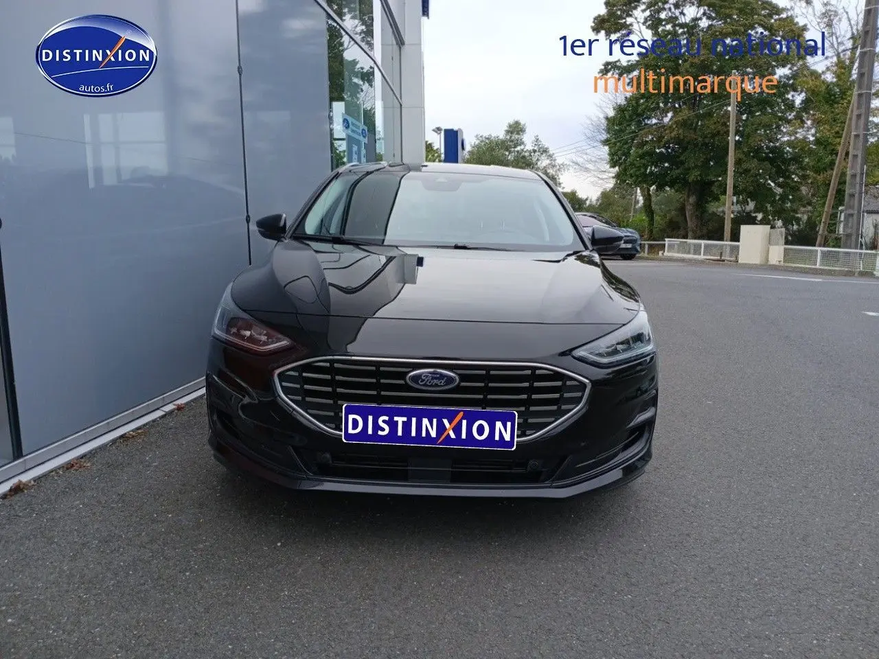 Vue avant d'une Ford Focus 2024 noir Agate métallisé avec calandre chromée et phares LED allumés.