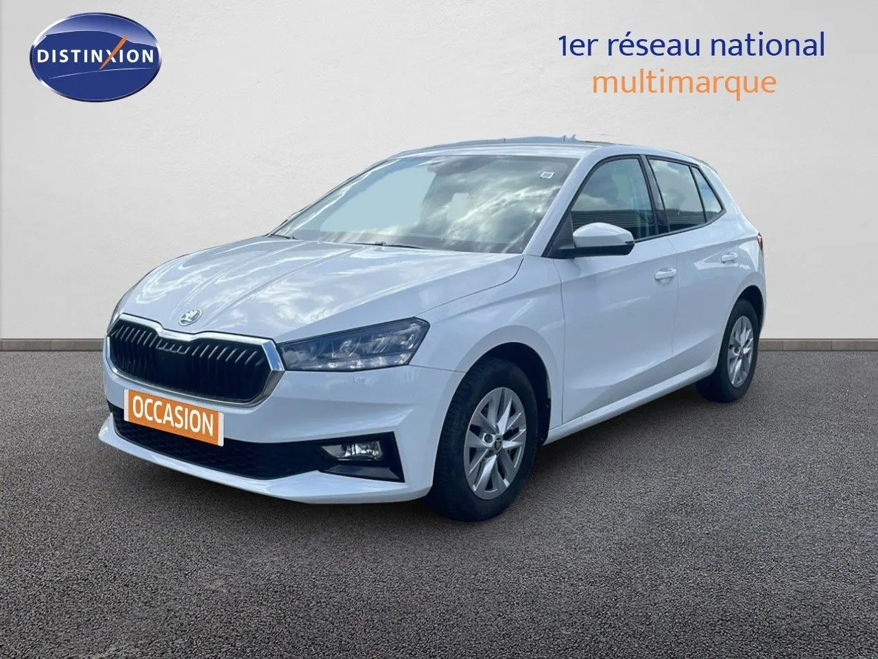 Vue 3/4 avant droite d'une Skoda Fabia blanc candy avec calandre noire et jantes alliage 15 pouces.