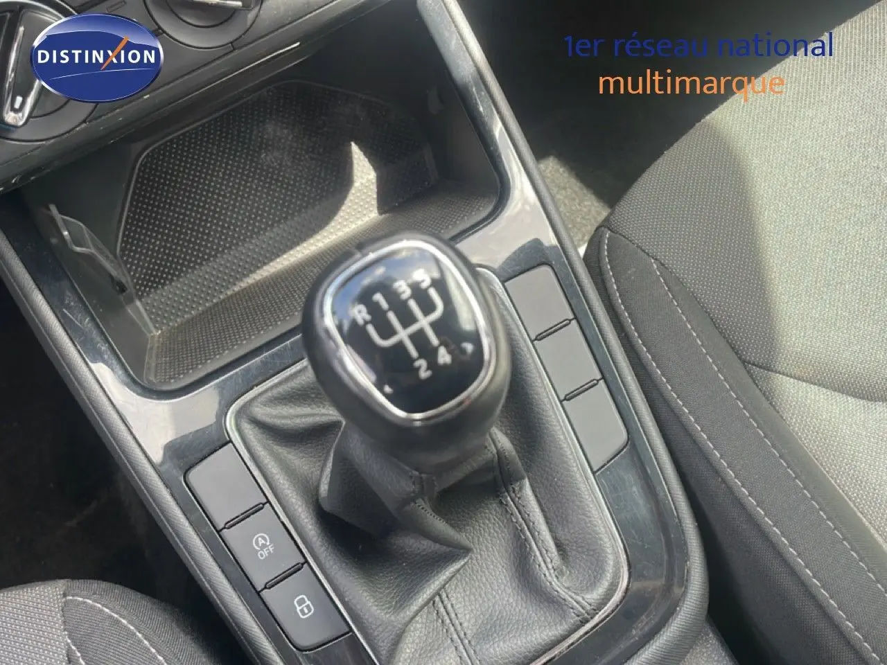 Gros plan sur le levier de vitesses manuel noir et la console centrale d’une Skoda Fabia 2022, intérieur tissu gris.