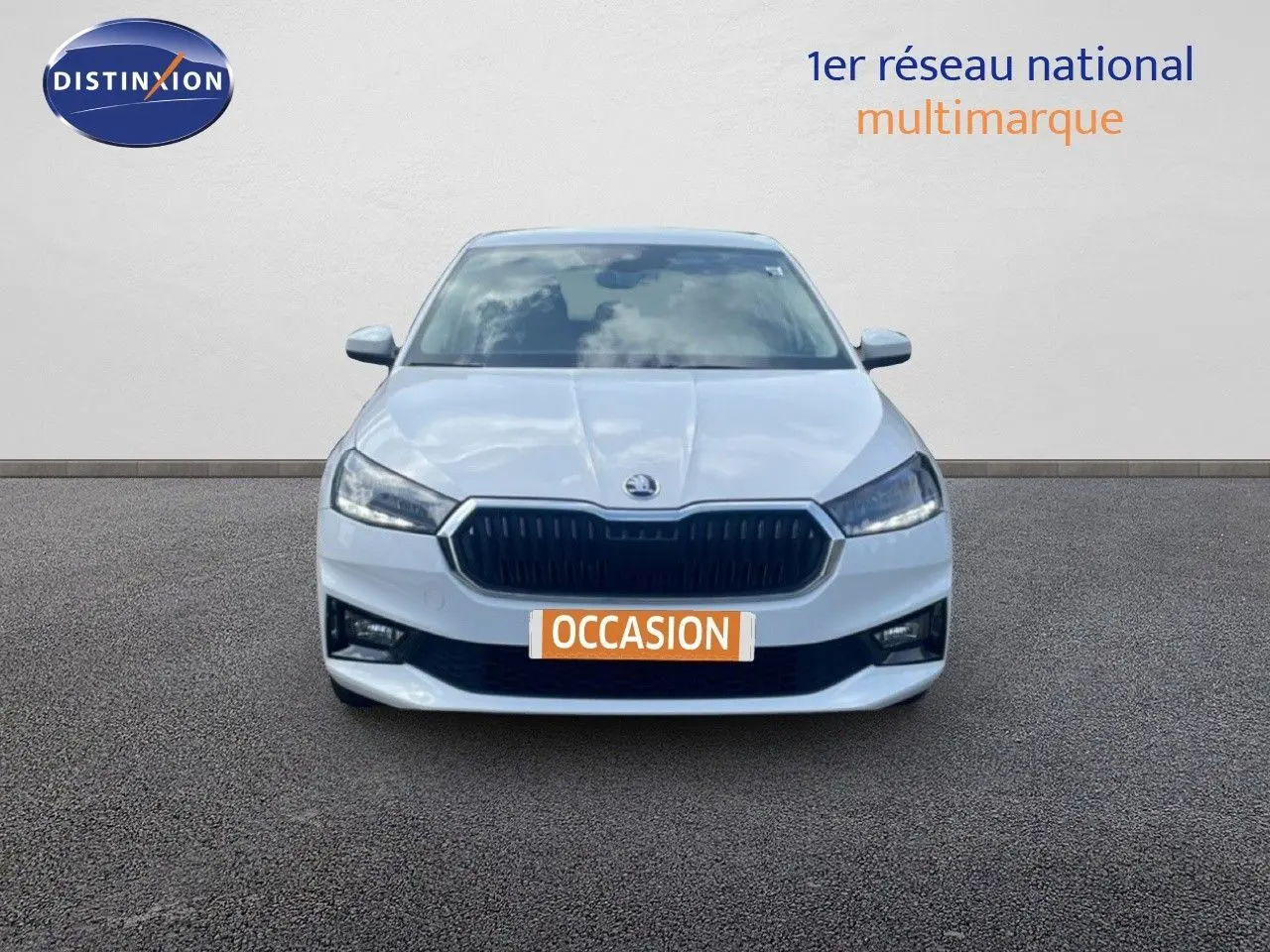 Vue frontale d'une Skoda Fabia blanche Candy 2022 avec calandre noire et phares LED allumés.