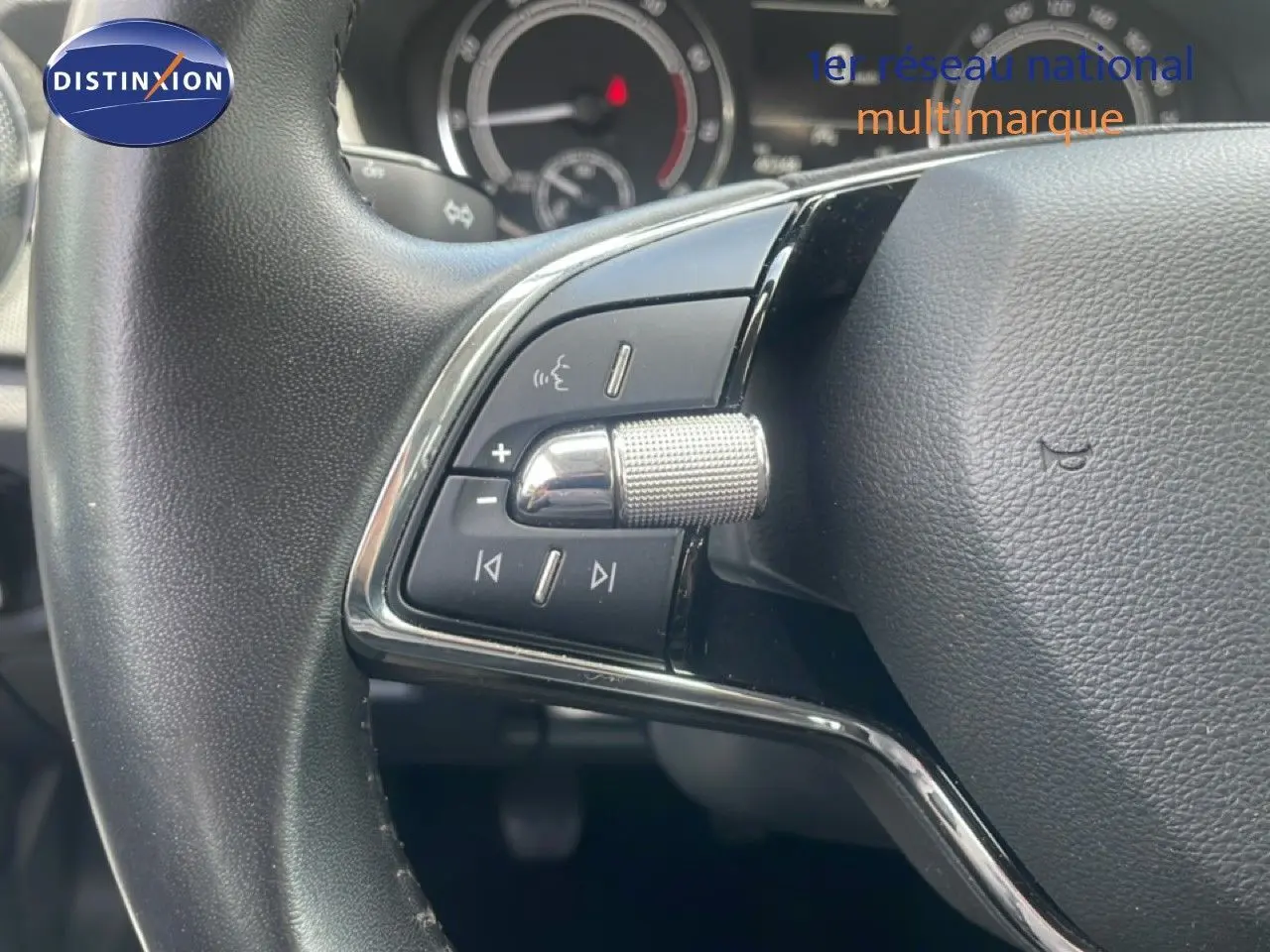 Gros plan sur le volant noir de la Skoda Fabia 2022, montrant les commandes audio et de volume côté gauche.