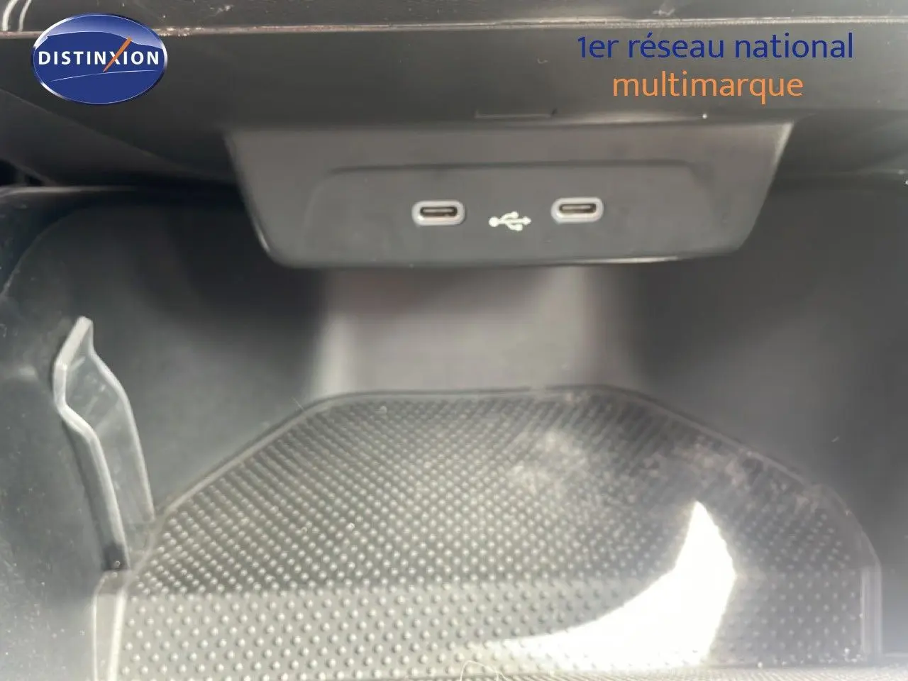 Vue rapprochée du compartiment intérieur avec deux ports USB-C sur une Skoda Fabia blanche 2022.