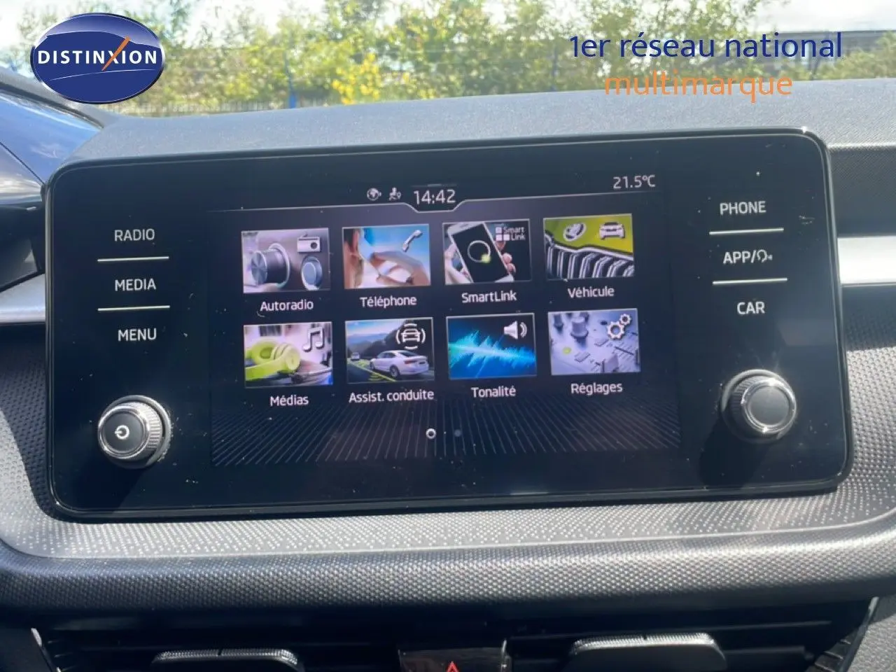 Écran tactile central de la Skoda Fabia blanc candy, affichant le menu multimédia avec boutons latéraux.